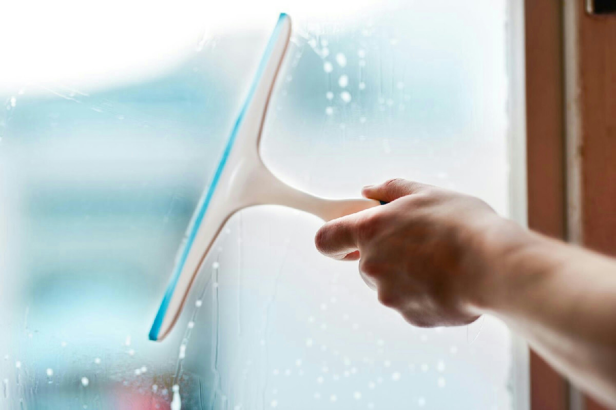 Consigli naturali infallibili per pulire le finestre e rimuovere anche lo sporco più ostinato
