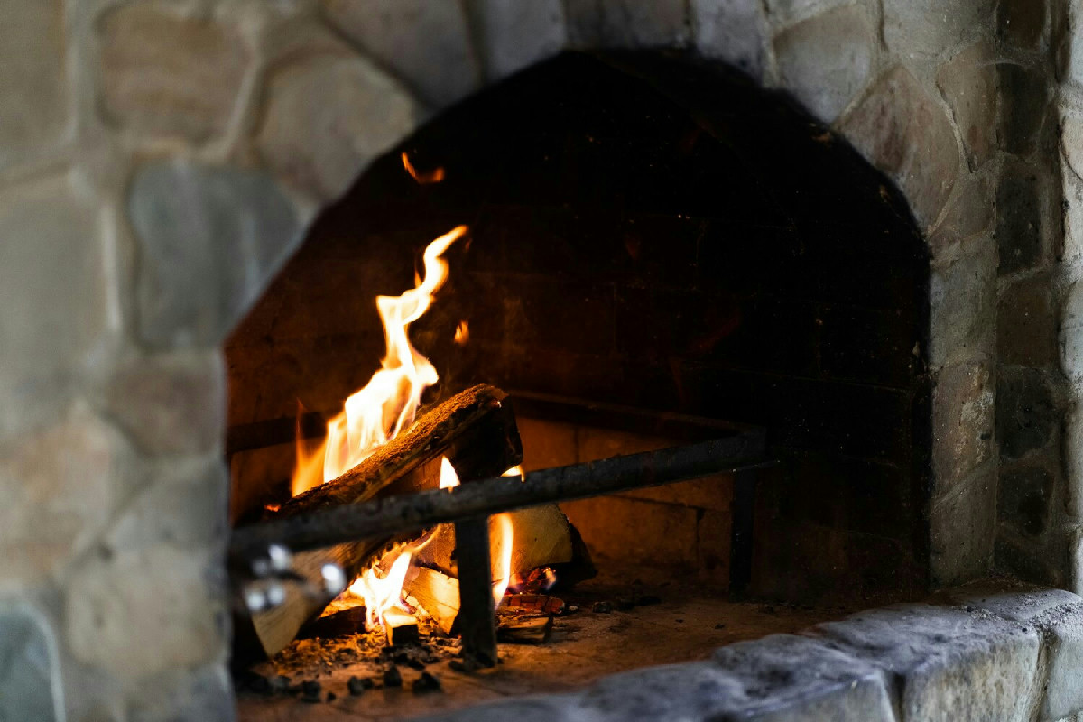 Ecco come un legno aromatico cambia l'atmosfera di casa e migliora il camino