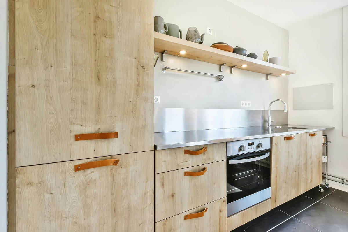 Pulizia efficace degli sportelli in legno della cucina: mantenere il legno intatto e prevenire danni nel tempo